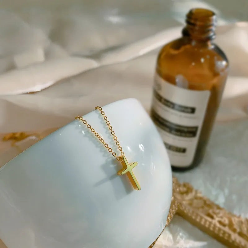 Minimalist Gold Cross Pendant Necklace – Perfect for Any Outfit
