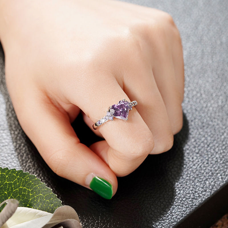 Fashionable Silver Heart Engagement Ring with Diamond-like Sparkling Zircon