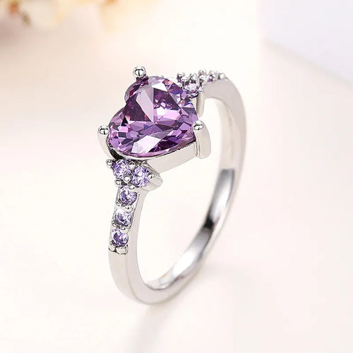 Fashionable Silver Heart Engagement Ring with Diamond-like Sparkling Zircon