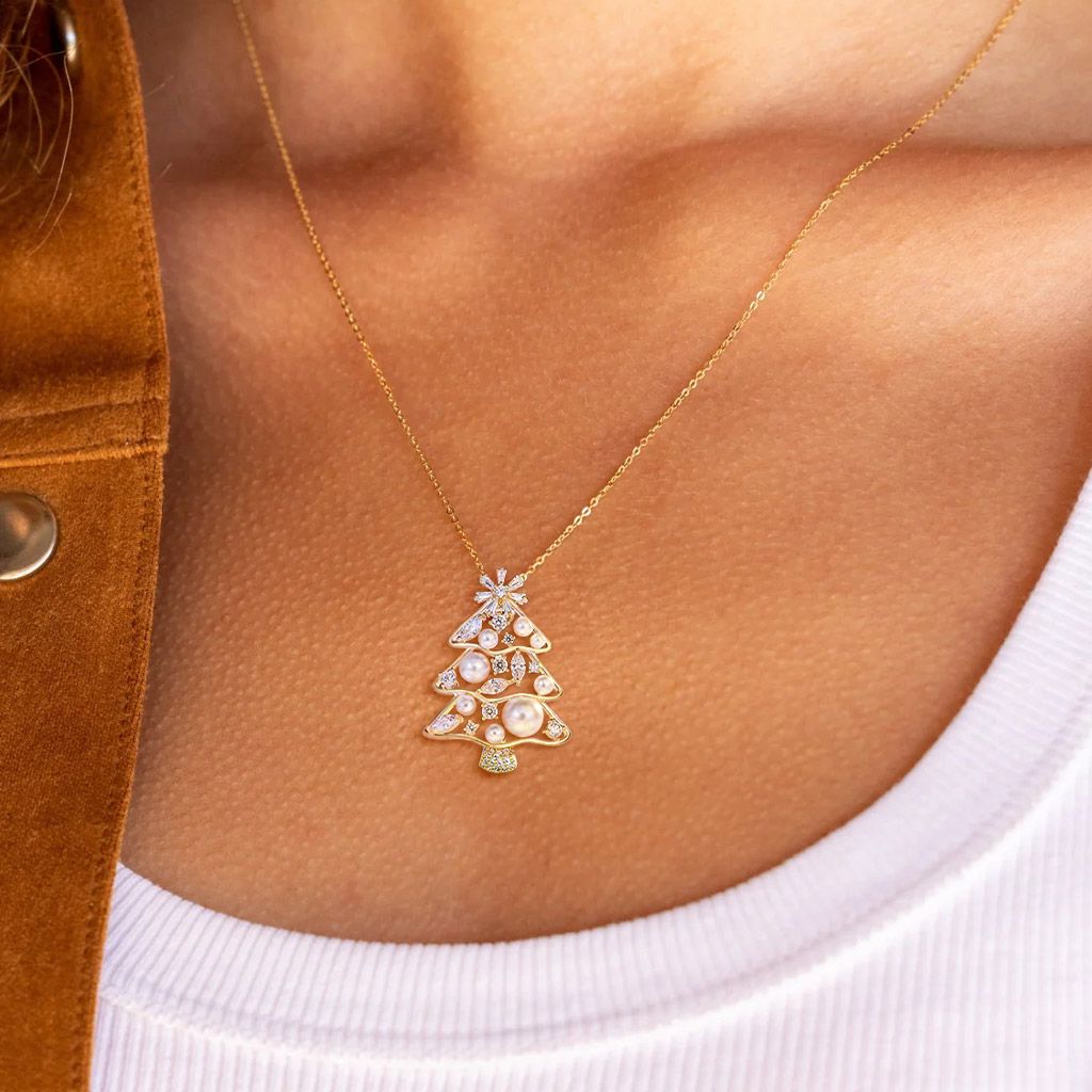 Fashionable Gold Christmas Tree Pendant Necklace with 4-8mm Freshwater Pearls – The Perfect Christmas Gift