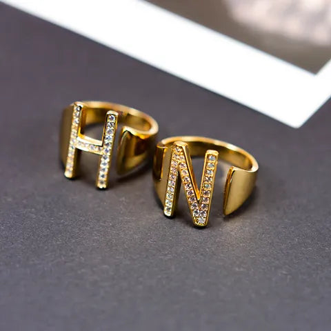 Personalized 26 Letters Gold Fashion Couple Ring with Diamond-like Sparkling Zircon