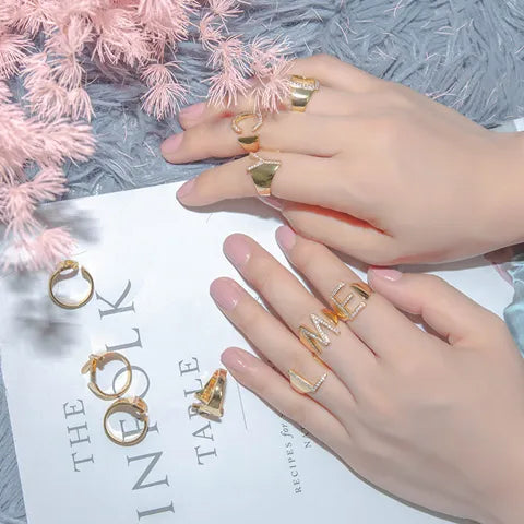 Personalized 26 Letters Gold Fashion Couple Ring with Diamond-like Sparkling Zircon